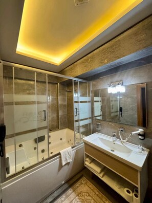 Business dubbelrum | Badrum | Gratis toalettartiklar, hårtork, tofflor och handdukar