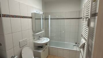 Haartrockner, Handtücher, Toilettenpapier