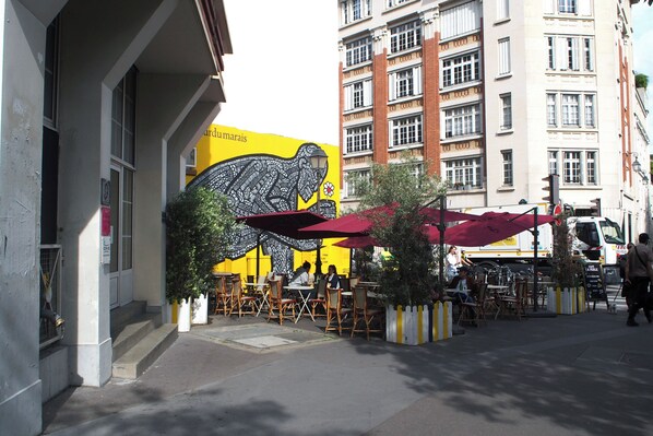 Outdoor dining - Charming two-room apartment in the heart of the Marais (Paris)