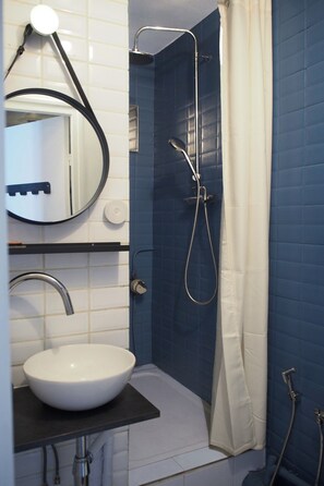 Hair dryer, towels, soap, toilet paper - Charming two-room apartment in the heart of the Marais (Paris)