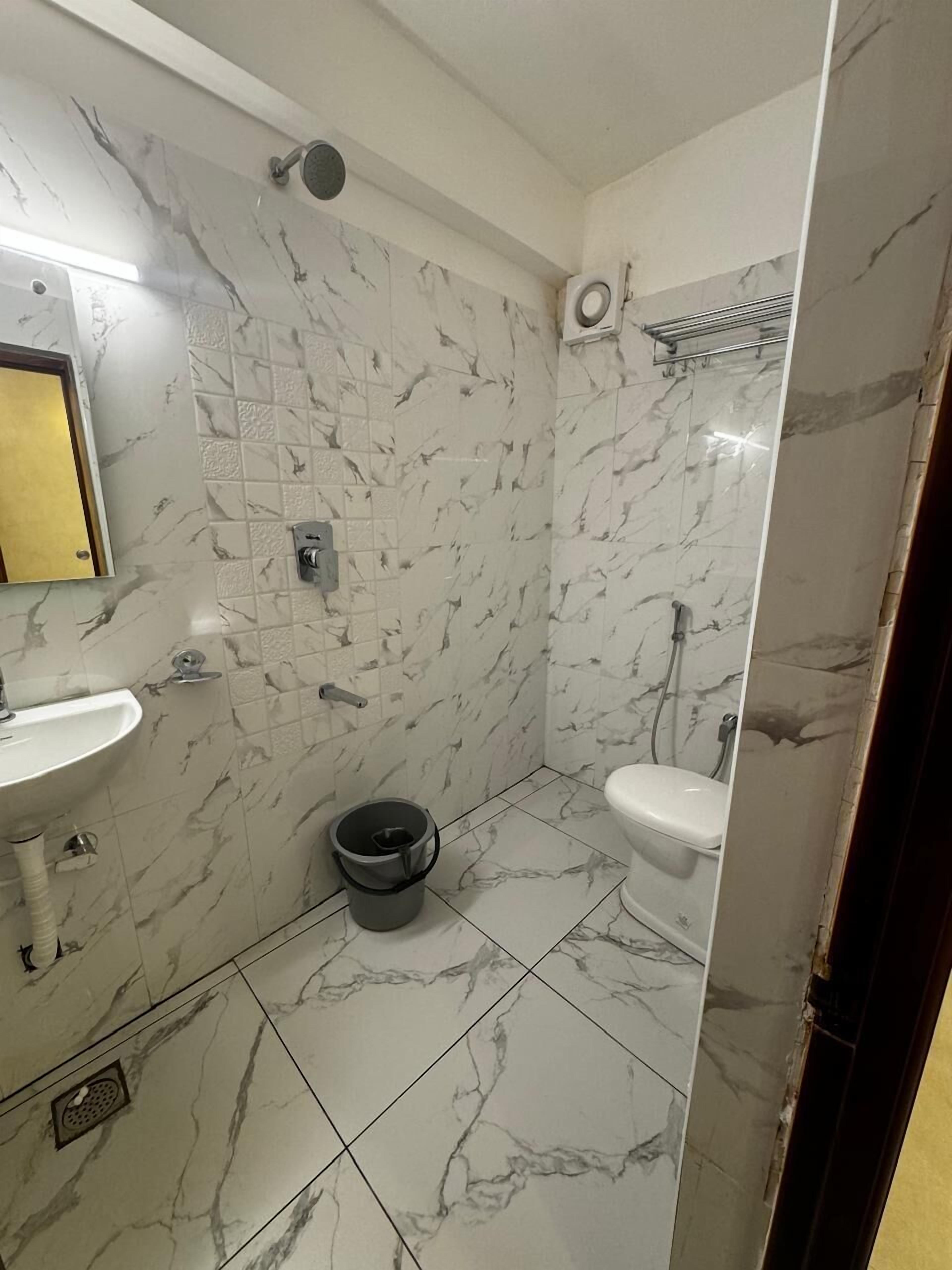 华丽双人房 | 浴室 | 淋浴设施、毛巾、肥皂、洗发水