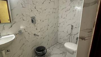 Deluxe Double Room | Bathroom | Shower, towels, soap, shampoo