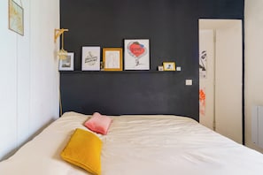 1 bedroom, iron/ironing board, Internet, bed sheets - Cosy Parisian Apartment for 2 - Canal Saint Martin (Paris)
