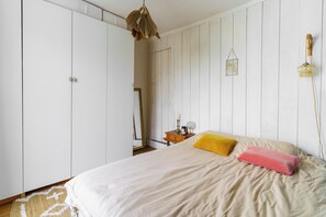 1 sovrum, strykjÀrn/strykbrÀda, internet och sÀngklÀder