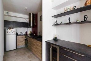 Coffee/tea maker, fridge, oven, stovetop
