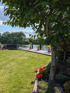 Property grounds - Thames Riverside Retreat: A Serene 3-Bed Bungalow (Surrey)