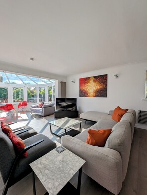 TV, stereo, offices - Thames Riverside Retreat: A Serene 3-Bed Bungalow (Surrey)