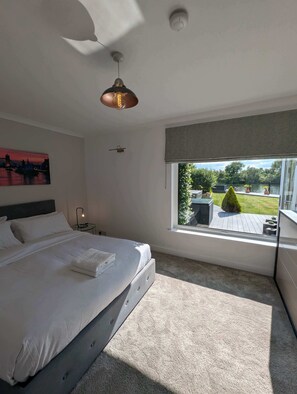 3 bedrooms, iron/ironing board, internet - Thames Riverside Retreat: A Serene 3-Bed Bungalow (Surrey)