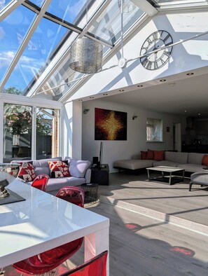 TV, stereo, offices - Thames Riverside Retreat: A Serene 3-Bed Bungalow (Surrey)