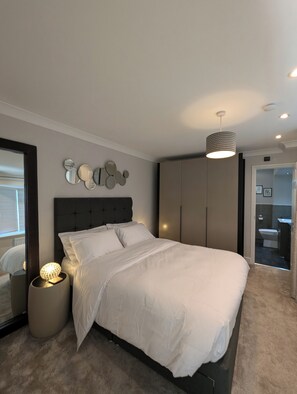 3 bedrooms, iron/ironing board, Internet - Thames Riverside Retreat: A Serene 3-Bed Bungalow (Surrey)