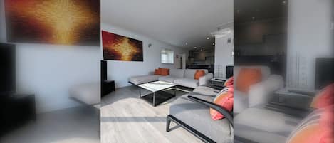 Una sala moderna con un sofá, una mesa de centro y un televisor.