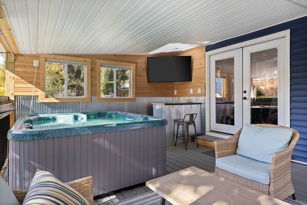 Terrace/patio - Walk to Platt River, Game Room, Hot Tub,Indoor Pickleball, Kayaks, Bikes, Arcade (Honor)