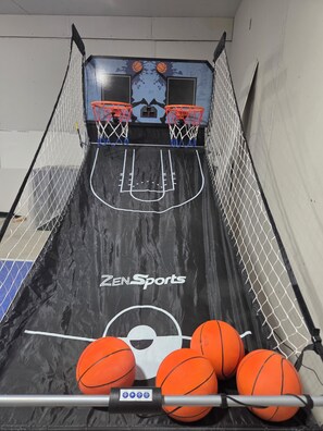 Sport court - Walk to Platt River, Game Room, Hot Tub,Indoor Pickleball, Kayaks, Bikes, Arcade (Honor)