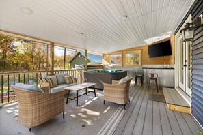 Property grounds - Walk to Platt River, Game Room, Hot Tub,Indoor Pickleball, Kayaks, Bikes, Arcade (Honor)