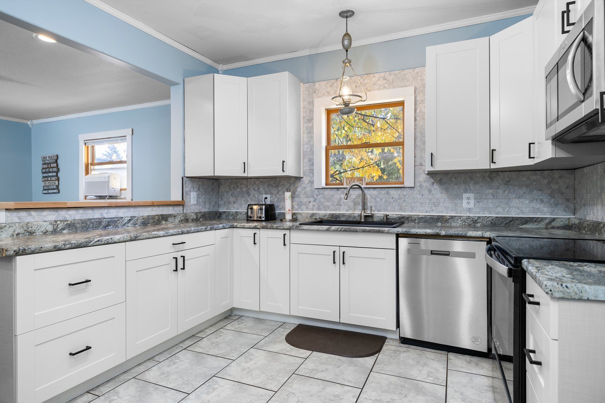 Jääkaappi, mikroaaltouuni, uuni, liesi