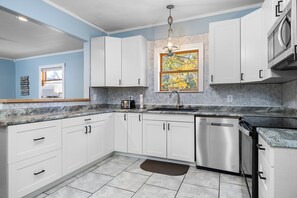 Fridge, microwave, oven, stovetop - Walk to Platt River, Game Room, Hot Tub,Indoor Pickleball, Kayaks, Bikes, Arcade (Honor)