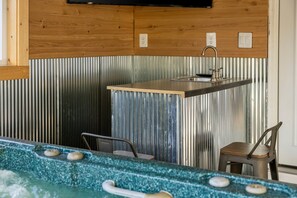 Interior - Walk to Platt River, Game Room, Hot Tub,Indoor Pickleball, Kayaks, Bikes, Arcade (Honor)