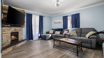 Smart TV, chimenea, videojuegos y biblioteca musical