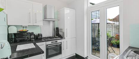 冷蔵庫、電子レンジ、オーブン、食器洗い機