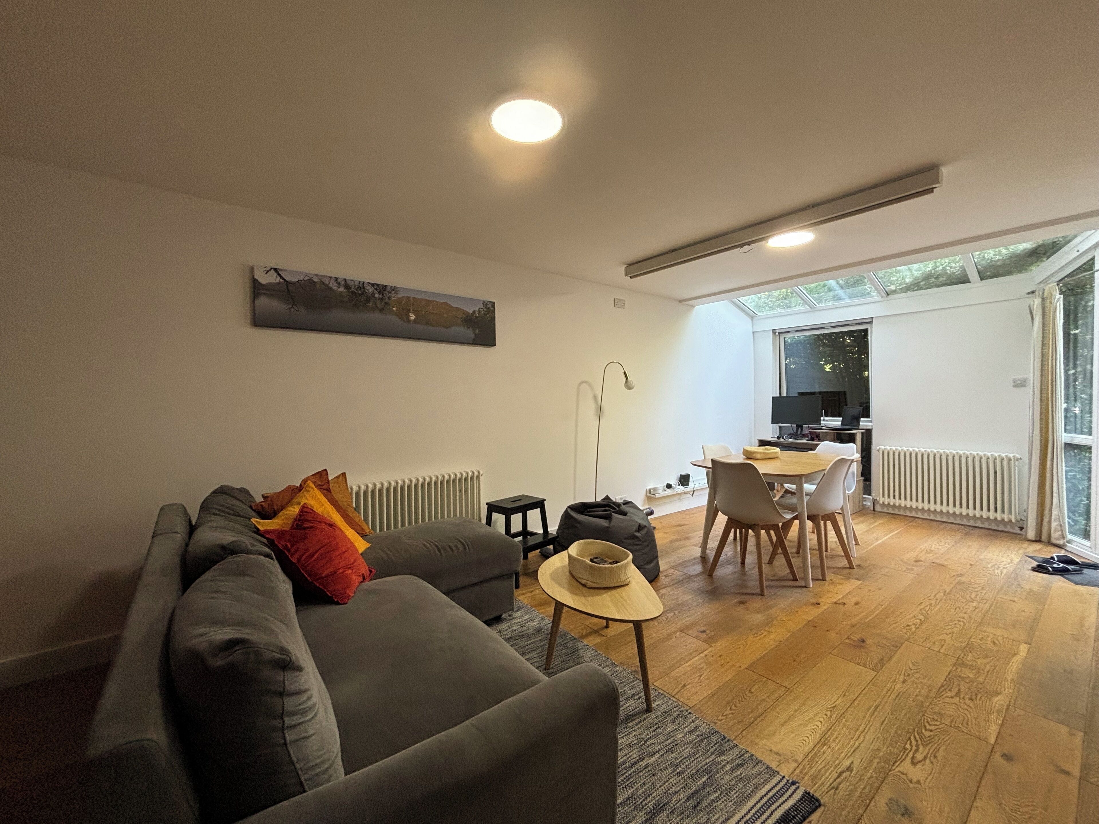 Een televisie en een kantoor