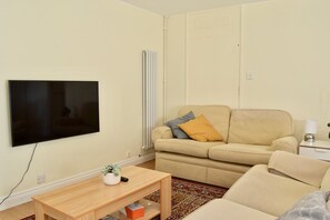 TV, books, stereo - Family-Friendly 3BD Flat with Garden, Vauxhall (Greater London)