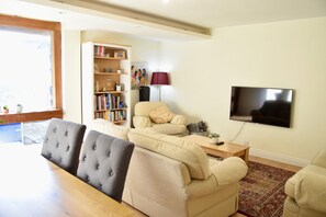 TV, books, stereo - Family-Friendly 3BD Flat with Garden, Vauxhall (Greater London)