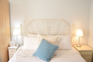 3 habitaciones, tabla de planchar con plancha, internet y ropa de cama 