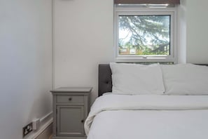 1 habitación, tabla de planchar con plancha, internet y ropa de cama