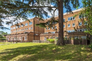 Exterior - 1-Bed Apartment - Wimbledon Park (Greater London)