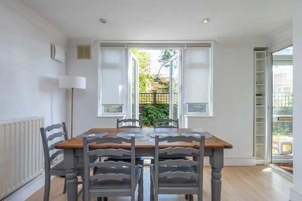 Dining - 1-Bed Apartment - Wimbledon Park (Greater London)