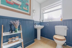 Shower - Modern Farmhouse-Style 1BD Flat - Wood Green! (Greater London)