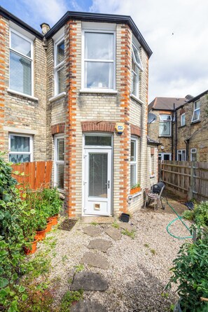 Exterior - Modern Farmhouse-Style 1BD Flat - Wood Green! (Greater London)