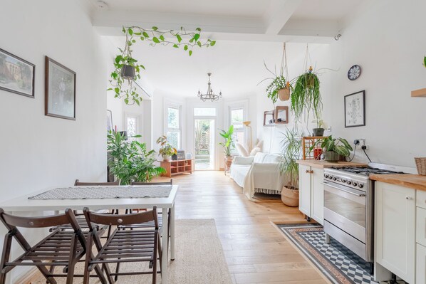 Dining - Modern Farmhouse-Style 1BD Flat - Wood Green! (Greater London)