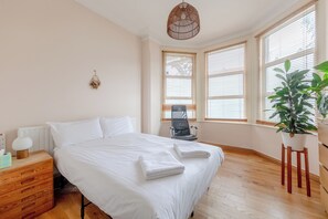 1 bedroom, Internet, bed sheets - Modern Farmhouse-Style 1BD Flat - Wood Green! (Greater London)