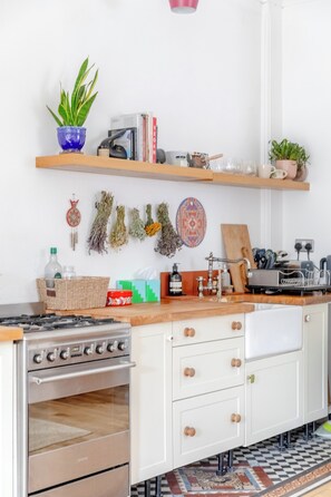 Fridge, oven, toaster, cookware/dishes/utensils - Modern Farmhouse-Style 1BD Flat - Wood Green! (Greater London)