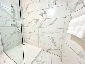 Ducha, secador de pelo, toallas, jabón