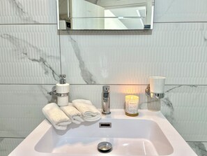 Suihku, hiustenkuivaaja, pyyhkeet, saippua