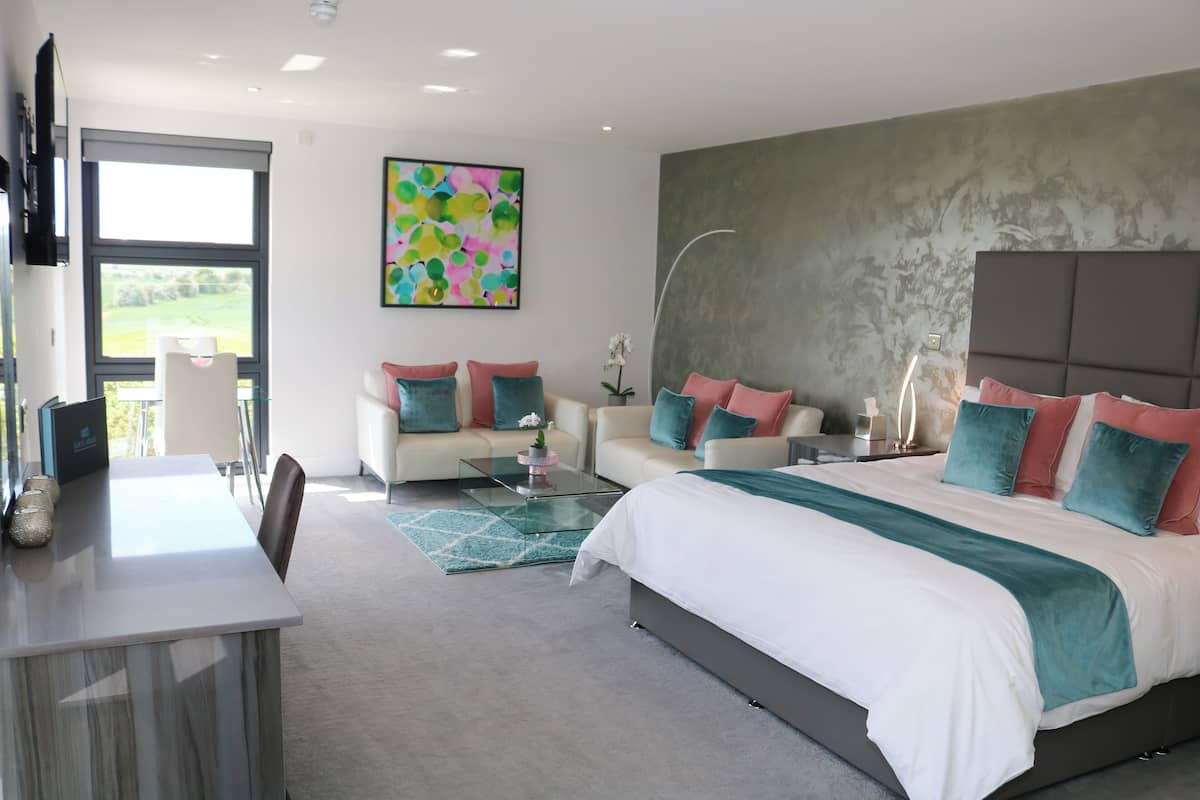 Premier kamer, 1 kingsize bed | Luxe beddengoed, een kluis op de kamer, een bureau, een laptopwerkplek