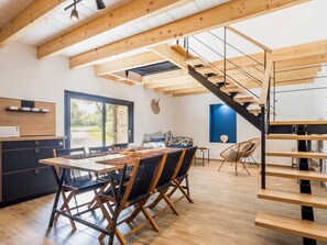 Dining - Charming Renovated Barn with Private Courtyard, Near Nantes and St Nazaire (Bouvron)