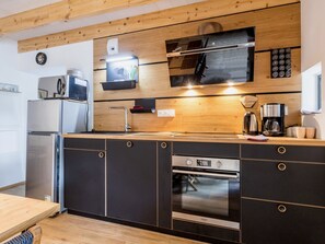 Een koelkast, een microgolfoven, een oven, een vaatwasser