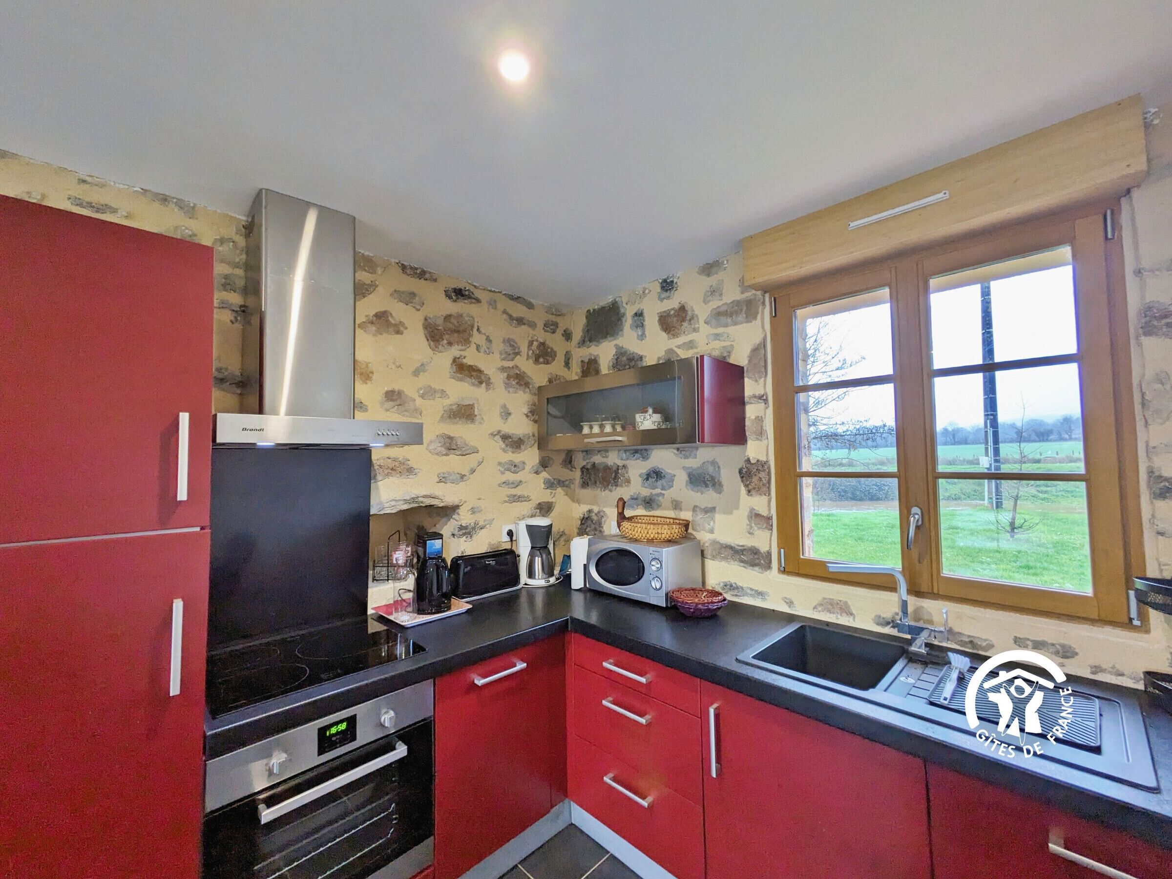 Jääkaappi, mikroaaltouuni, uuni, astianpesukone