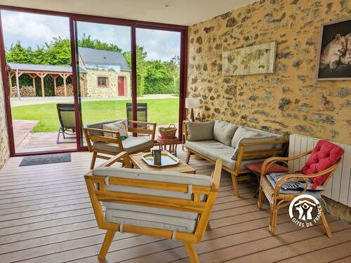 Gîte nature avec cheminée, étang privé et pêche, accueillant 2 à 4 pers, proche randos et loisirs