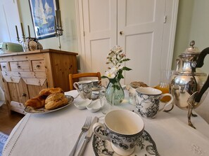 Dining - Cozy Room "Toscane" with Private Bath, 1st Floor, Breakfast Included, Central Châteauroux (Châteauroux)