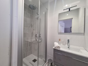 Towels - Cozy Room "Toscane" with Private Bath, 1st Floor, Breakfast Included, Central Châteauroux (Châteauroux)