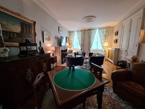Interior - Spacieuse Chambre avec Lit King-Size, Salle d'Eau Privative et Petit-Déjeuner Inclus (Châteauroux)