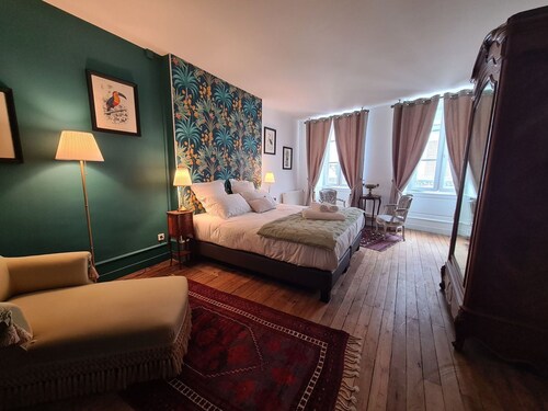 Spacieuse Chambre avec Lit King-Size, Salle d'Eau Privative et Petit-Déjeuner Inclus