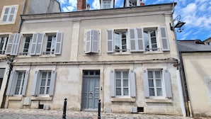 A historic building with a symmetrical facade, large windows with shutters, and a central door. - Cozy Room "Pondichéry" with Private Bath and Breakfast Included in Châteauroux House (Châteauroux)