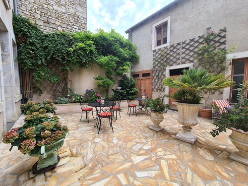 Cozy Room "Pondichéry" with Private Bath and Breakfast Included in Châteauroux House