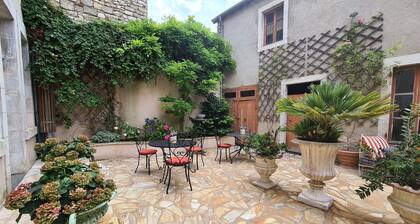 Cozy Room "Pondichéry" with Private Bath and Breakfast Included in Châteauroux House