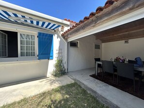 Outdoor dining - Quiet 2-Bed Beach House with Garden, Terrace, and Parking (L'Épine)